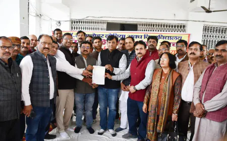 अवध विश्वविद्यालय के शिक्षकों ने अपनी मांगों को लेकर एक दिवसीय धरना प्रदर्शन किया।