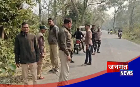 बहराइच: हाथियों के दौड़ाने पर बाइक छोड़ जंगल में भागा बाइकसवार, झुंड ने रोका राहगीरों का रास्ता