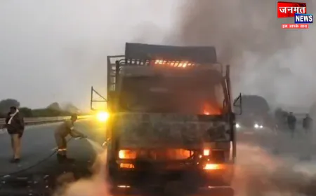 औरैया: चलती DCM में अचानक लगी आग, लोगों में मचा हड़कंप