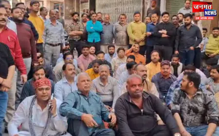 संभल में सर्राफा व्यापारी की दुकान पर हरियाणा पुलिस की छापेमारी, धरने पर बैठे व्यापारी