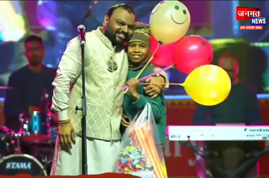 एटा महोत्सव में कन्हैया मित्तल ने दी प्रस्तुति, बच्चे से खरीदे गुब्बारे; दिए 4 हजार रुपए
