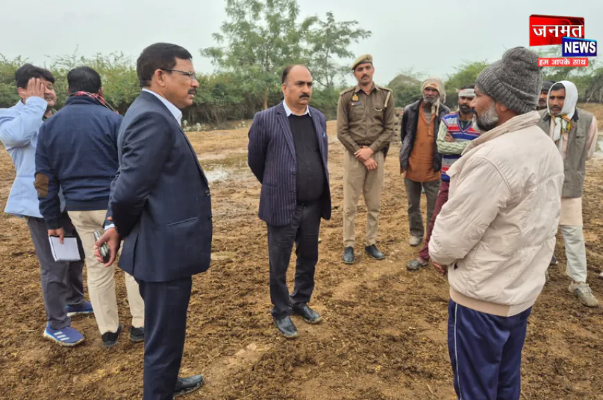 उरई के ग्राम रेवा में DM का निरीक्षण, योजनाओं का किया  सत्यापन; विकास कार्यों में लापरवाही पर सख़्त निर्देश