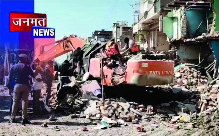 अतिक्रमण हटाओ अभियान के दौरान तीन मंजिला मकान पोकलैंड मशीन पर गिरा, चालक गंभीर रूप से घायल