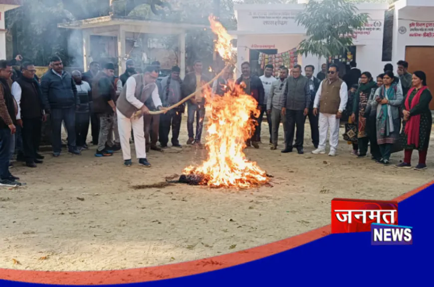 रायबरेली: टीईटी मुद्दे पर केन्द्रीय मंत्री के बयान से आक्रोशित शिक्षकों ने फूंका पुतला, की जोरदार नारेबाजी