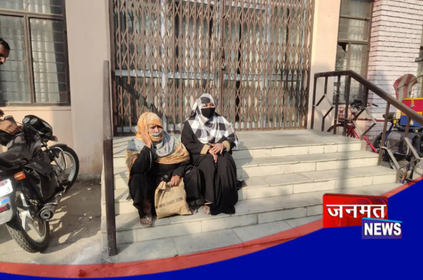 मुजफ्फरनगर: विकास भवन में हंगामा, लोन दिलाने के नाम पर कथित डूडा कर्मचारी पर ठगी का आरोप