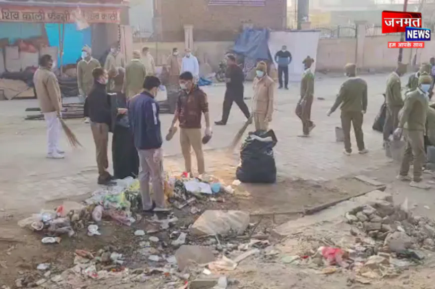 अलीगढ़ SSP नीरज जादौन ने किया श्रमदान, मंदिर परिसर व आसपास लगाई झाड़ू; वीडियो वायरल