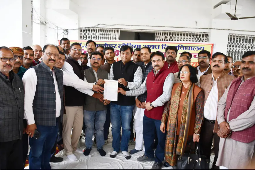 अवध विश्वविद्यालय के शिक्षकों ने अपनी मांगों को लेकर एक दिवसीय धरना प्रदर्शन किया।