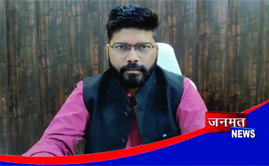 गंगा की बाढ़ में बहकर गांव पहुंचा 12 फीट का मगरमच्छ, चार घंटे बाद रेस्क्यू