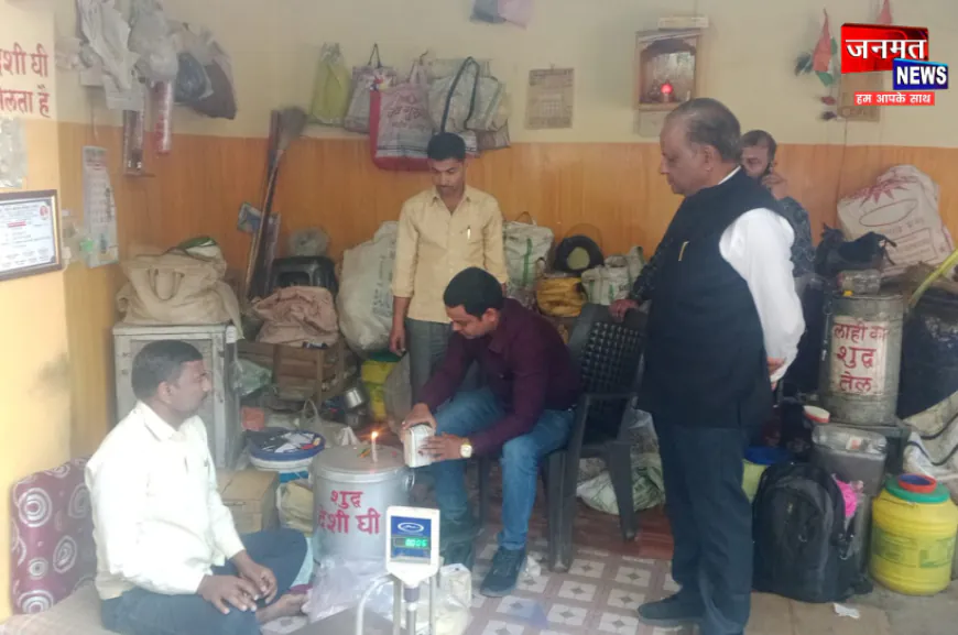 औरैया: होली से पहले प्रशासन की बड़ी कार्रवाई, बालाजी स्वीट्स पर मारा छापा; सैंपल भेजे गए लैब