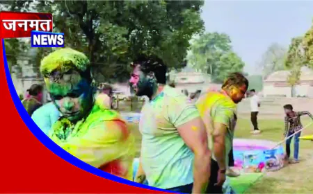 पुलिस लाइन में अधिकारियों ने खेली रंगों की होली, डीएम और एसपी ने मातहतों के साथ उड़ाया गुलाल