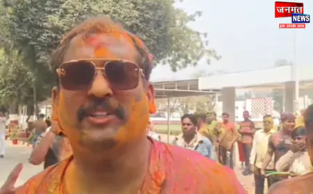 सीतापुर: पुलिस लाइन में होली उत्सव का आयोजन, एसपी अंकुर अग्रवाल ने गाना गाकर मनाई होली