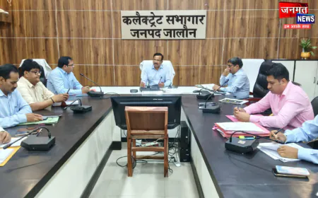 उरई में पेयजल और विद्युत व्यवस्था को लेकर जिलाधिकारी ने की बैठक, दिए आवश्यक दिशा-निर्देश