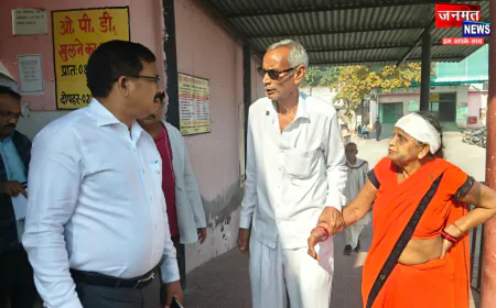 उरई: डीएम ने किया जिला अस्पताल का निरीक्षण, कहा- तीमारदारों को समय से मिले स्वास्थ्य सेवाएं