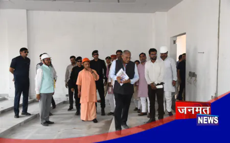 बलरामपुर पहुंचे सीएम योगी आदित्यनाथ, अधिकारियों व जनप्रतिनिधियों के साथ की बैठक; दिए ये निर्देश