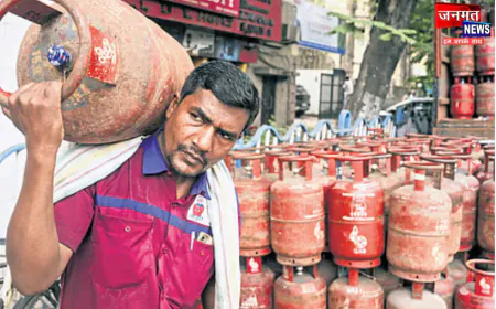 उरई: अब घर बैठे मिलेगी गैस सिलेंडर की डिलीवरी, उपभोक्ताओं को मिली ऑनलाइन बुकिंग की सुविधा