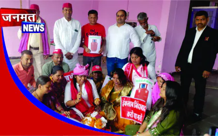 गैस सिलेंडर की किल्लत को लेकर सपा महिला विंग का प्रदर्शन, मुख्यमंत्री के नाम सौंपा ज्ञापन