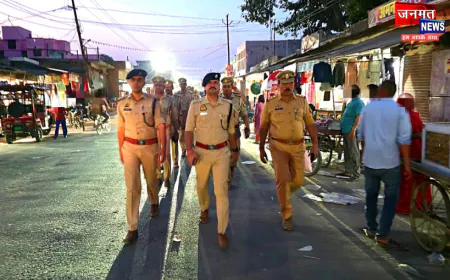 औरैया: त्योहारों को लेकर अलर्ट मोड पर है पुलिस, एसपी अभिषेक भारती ने किया पैदल गश्त