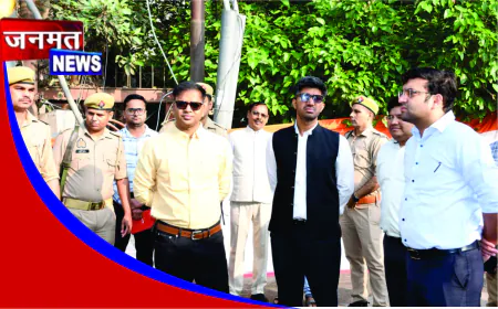 ईद-उल-फितर के मद्देनज़र डीएम व एसएसपी ने किया पैदल मार्च, सुरक्षा व्यवस्था का लिया जायजा