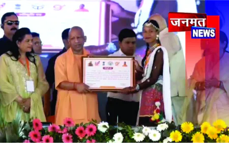 मुख्यमंत्री योगी आदित्यनाथ ने बहराइच में 136 गरीब परिवारों को दिए भूमि पट्टे