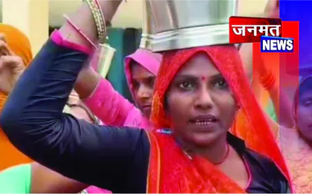 पानी की समस्या को लेकर ग्रामीणों का अनोखा प्रदर्शन, खाली बाल्टियां सिर पर रख कलेक्ट्रेट पहुंचे लोग