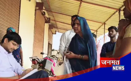 प्रतापगढ़: राशन वितरण की जांच के लिए सप्लाई इंस्पेक्टर के साथ पहुंची टीम, ग्रामीणों ने की थी शिकायत