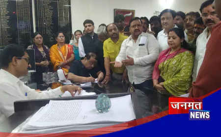 फर्रुखाबाद: प्राइवेट स्कूलों की मनमानी के खिलाफ फूटा गुस्सा, डीएम के आश्वासन के बाद समाप्त हुआ धरना