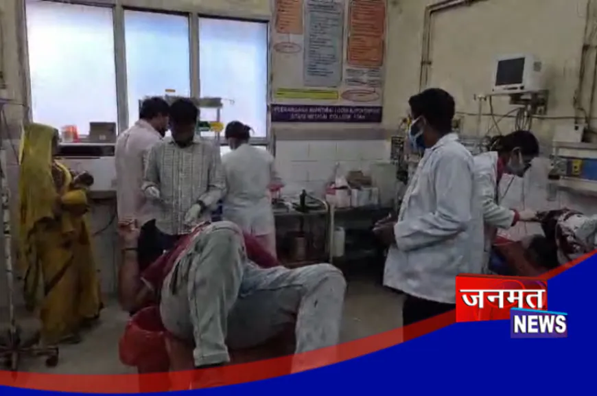 एटा: ट्रक से टकराई सफारी कार, छह लोग घायल; मेडिकल कॉलेज में चल रहा उपचार