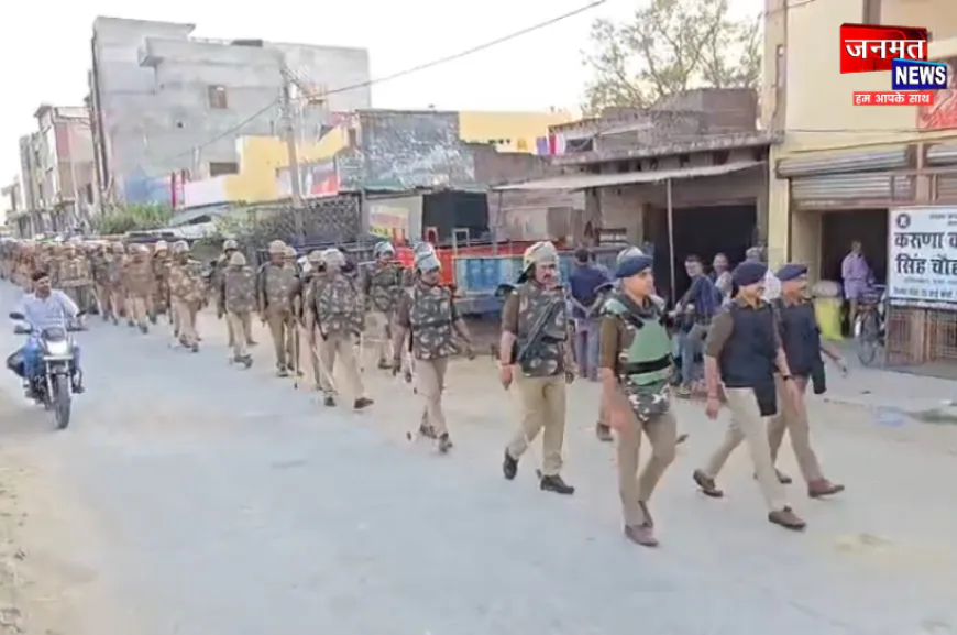 औरैया: होली व रमज़ान के मद्देनजर पुलिस ने निकाला फ्लैग मार्च, अराजक तत्वों को सख्त चेतावनी