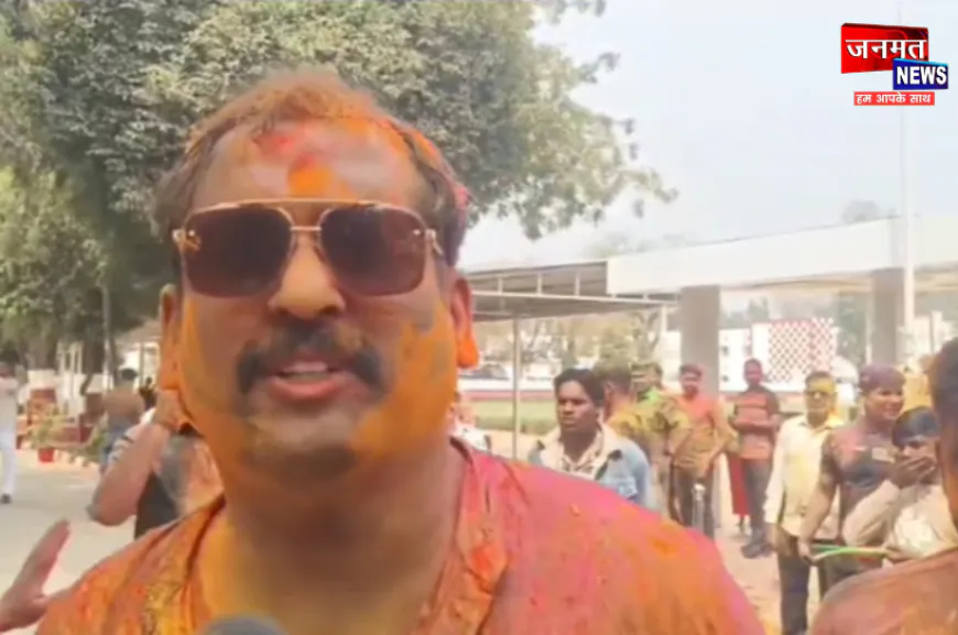 सीतापुर: पुलिस लाइन में होली उत्सव का आयोजन, एसपी अंकुर अग्रवाल ने गाना गाकर मनाई होली