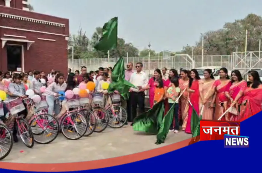 चन्दौली में अंतर्राष्ट्रीय महिला दिवस पर शिक्षा को प्रोत्साहन, रेलकर्मियों की 125 स्कूली बेटियों को मिलीं साइकिलें
