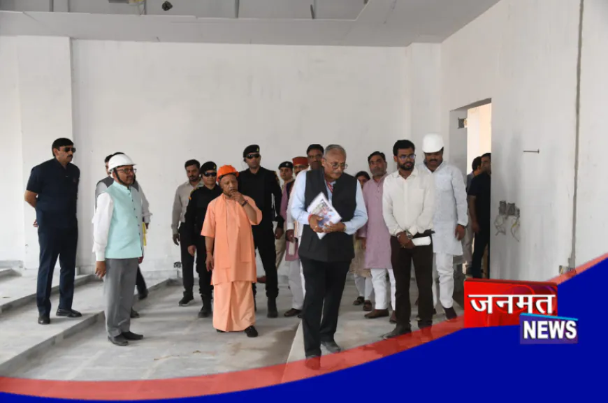 बलरामपुर पहुंचे सीएम योगी आदित्यनाथ, अधिकारियों व जनप्रतिनिधियों के साथ की बैठक; दिए ये निर्देश