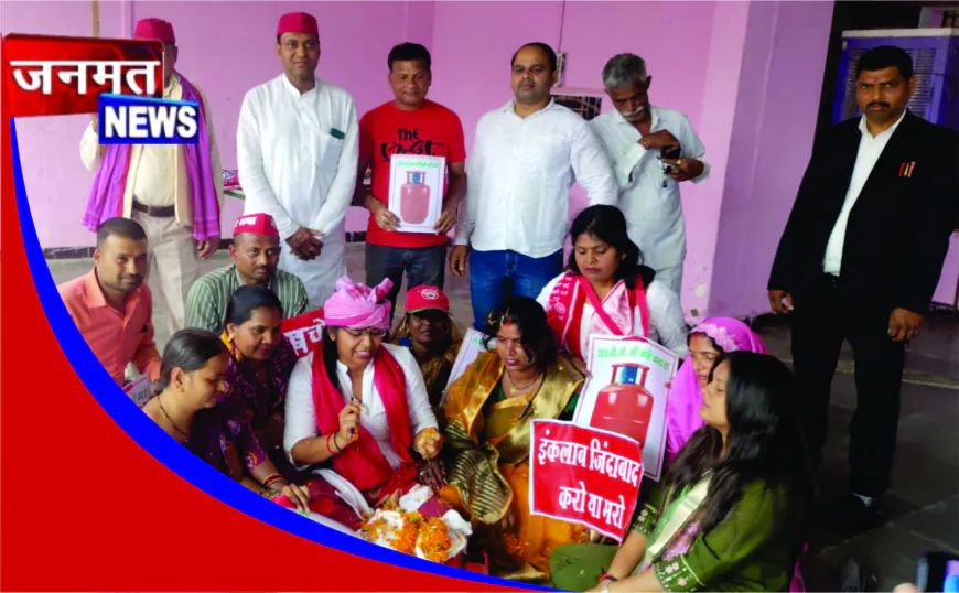 गैस सिलेंडर की किल्लत को लेकर सपा महिला विंग का प्रदर्शन, मुख्यमंत्री के नाम सौंपा ज्ञापन