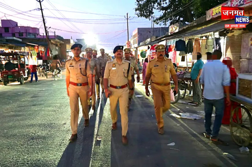 औरैया: त्योहारों को लेकर अलर्ट मोड पर है पुलिस, एसपी अभिषेक भारती ने किया पैदल गश्त