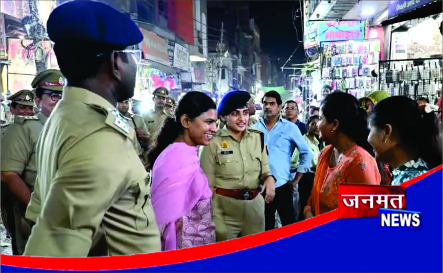 आगामी त्योहारों को लेकर प्रशासन सतर्क, डीएम व पुलिस अधिकारियों ने किया फ्लैग मार्च