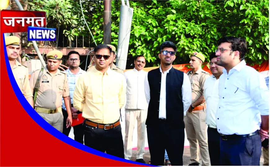 ईद-उल-फितर के मद्देनज़र डीएम व एसएसपी ने किया पैदल मार्च, सुरक्षा व्यवस्था का लिया जायजा