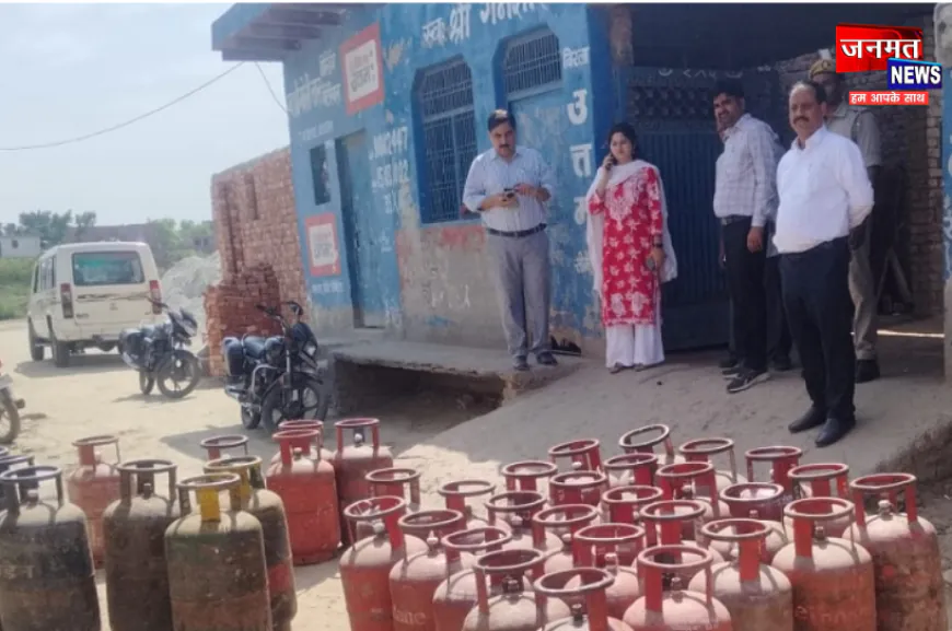 हाथरस: गैस सिलेंडर की कालाबाजारी पर प्रशासन सख्त, दो स्थानों पर की छापेमारी; 83 सिलेंडर बरामद