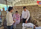 उरई: गेहूं क्रय केंद्रों का डीएम ने किया औचक निरीक्षण, खरीद में लापरवाही पर कार्यवाही की सख्त चेतवानी