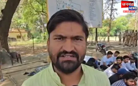 वाराणसी: छात्र की हत्या के बाद मुंडन कराकर जताया विरोध, प्राचार्य पर मुकदमा दर्ज करने की मांग