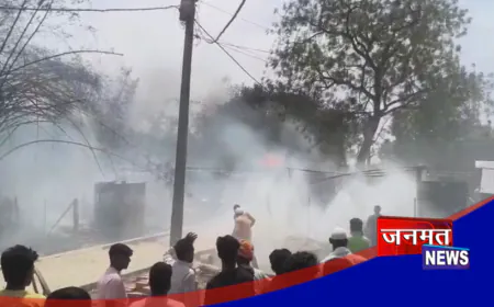 कुशीनगर: अज्ञात कारणों से कई झोपड़ियों में लगी आग, घर का सामान जलकर राख