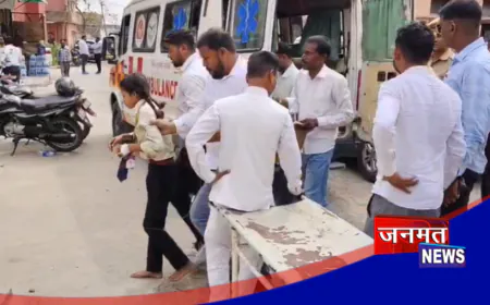 कुशीनगर में स्कूल के पास कूड़ा जलाना पड़ा भारी, बिगड़ी बच्चों की तबियत; इलाज जारी