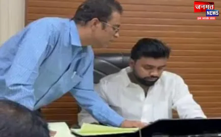 रामपुर: विधायक के बेटे का 'शाही' अंदाज, सरकारी कुर्सी पर बैठ किया अस्पताल का निरीक्षण; डॉक्टर को दिए निर्देश