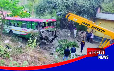 एटा में रोडवेज बस और मोरंग लदे ट्रक की टक्कर, पुल से नीचे गिरे वाहन; डेढ़ दर्जन घायल