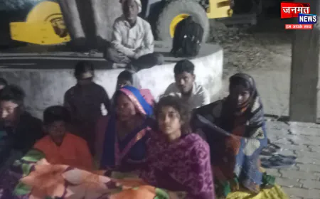 कुशीनगर: तमकुहीराज SDM के रवैये से नाराज़ पीड़ित परिवार का DM आवास पर धरना, मनाने में जुटीं एसडीएम