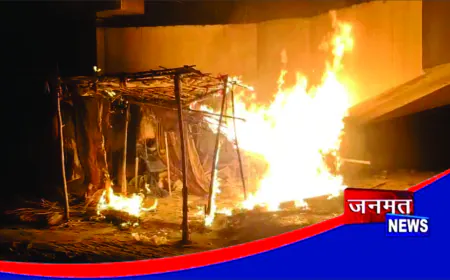 गंगा घाट पर लगी भीषण आग, दो अस्थाई दुकानें जलकर राख, लाखों का नुकसान