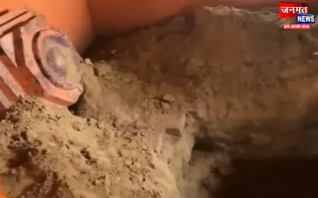 बलरामपुर: खजाने के शक में मंदिर से छेड़छाड़, 100 साल पुराना पिंड उखाड़कर की खुदाई