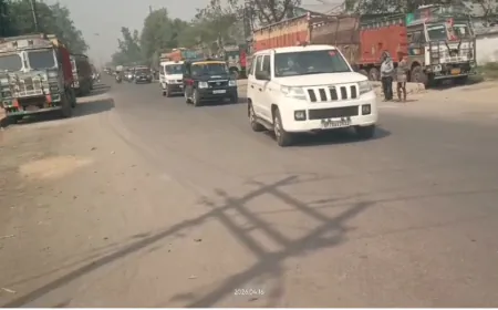 नोएडा हिंसा के बाद चंदौली पुलिस हाई अलर्ट पर, औद्योगिक क्षेत्रों में फ्लैग मार्च