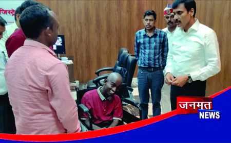 जनसुनवाई में दिव्यांग को  डीएम ने खुद दी ट्राई साइकिल