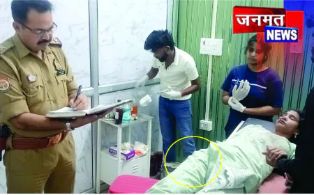 सड़क के गड्ढे ने ली जानलेवा करवट: बाइक फिसलने से महिला गंभीर घायल