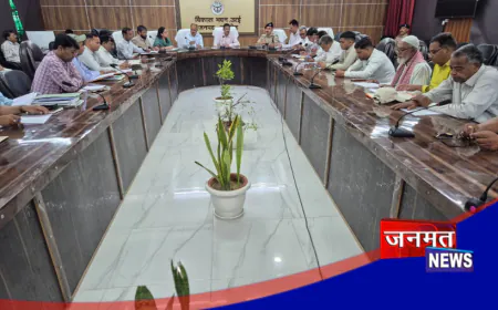 उरई: व्यापारियों की समस्याओं पर त्वरित समयबद्ध समाधान के लिए डीएम ने की बैठक, दिए यह निर्देश