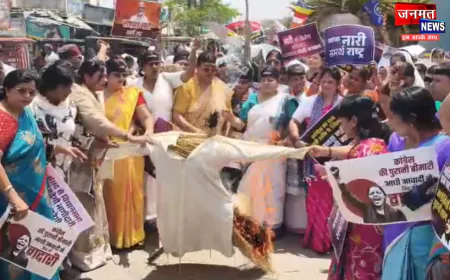 फतेहपुर में बीजेपी महिला मोर्चा की महिलाओं ने काली पट्टी बांधकर किया प्रदर्शन, फूंका राहुल गांधी का पुतला